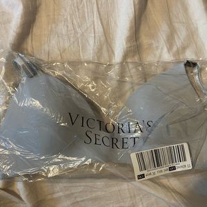 NWT Victoria’s Secret T-Shirt Lightly lined wireless Bra 34B